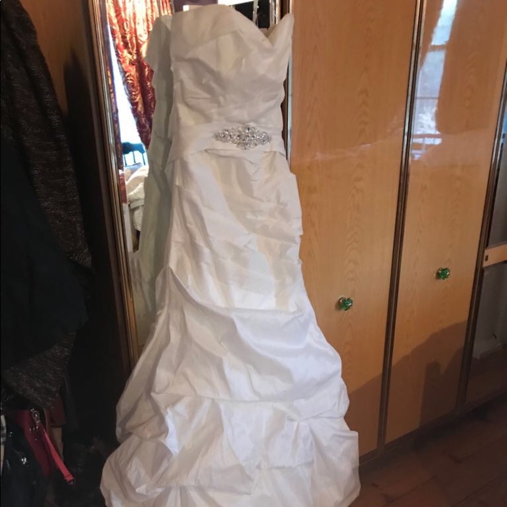 Brand New wedding dress - Picture 3 of 8